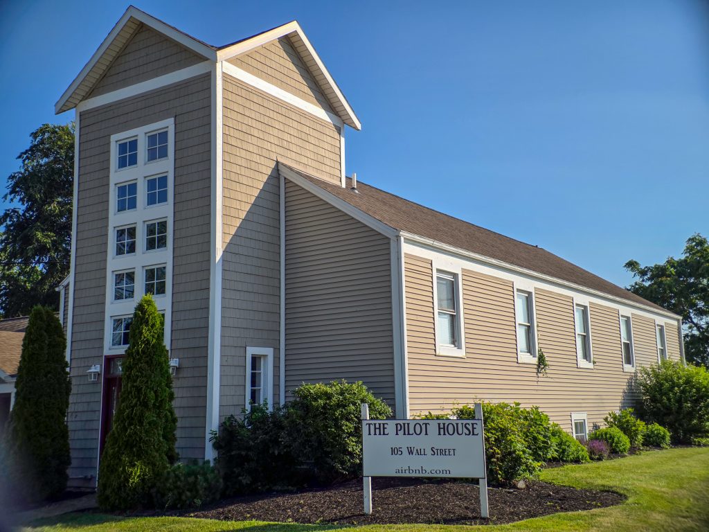 Pilot House Airbnb in Huron, Ohio, large vacation rental with 6 bedrooms for families or groups.