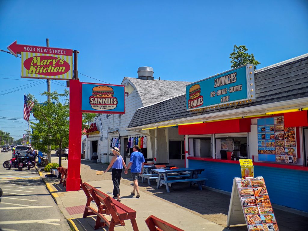Geneva-on-the-Lake strip lined with arcades, restaurants, and gift shops