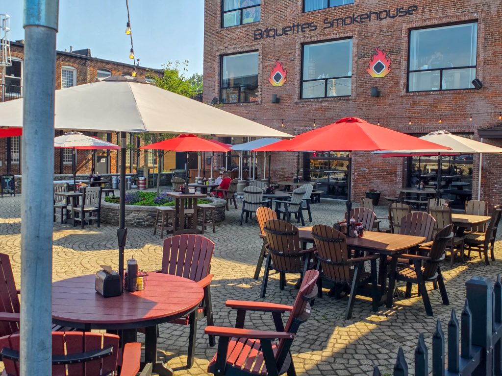 Briquette’s Smokehouse exterior in Ashtabula Ohio